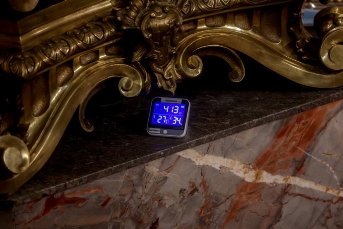 Termómetro en una sesión plenaria, en el Congreso de los Diputados, a 25 de agosto de 2022, en Madrid (España). El curso político vuelve tras el parón estival e inicia la primera sesión plenaria del Congreso con la votación de la convalidación del decre