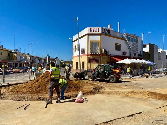 Obras en la avenida Tren de los Panaderos en Alcalá de Guadaíra, en Sevilla.
