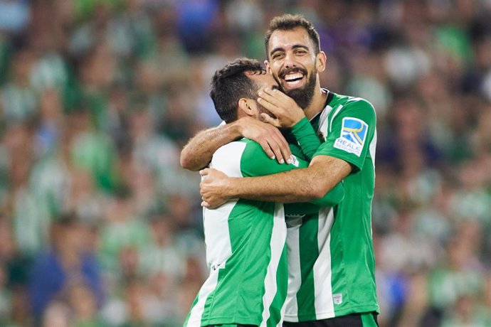 Borja Iglesias abraza a Juanmi durante el Betis-Elche de LaLiga Santander 2021-2022