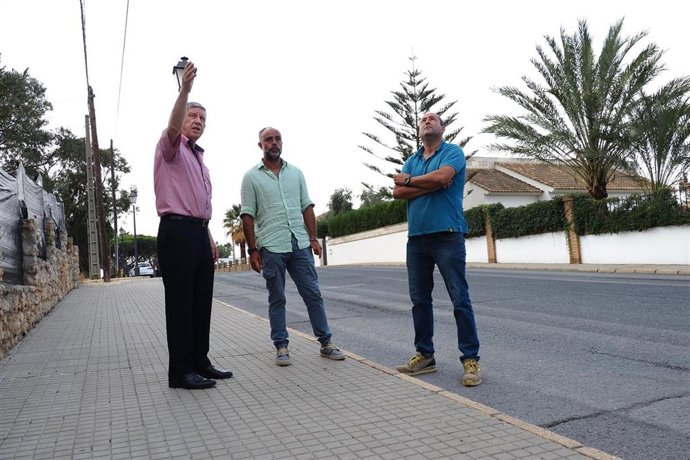 El alcalde de Palos de la Frontera, Carmelo Romero, supervisa los trabajos.