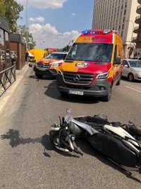 Herido grave un motorista al chocar contra un todoterreno en la Avenida de América