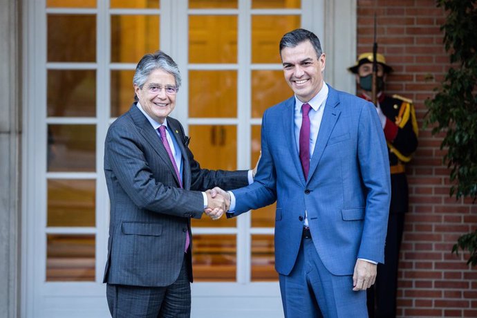 Archivo - El presidente de Ecuador, Guillermo Lasso (i), es recibido por el presidente del Gobierno, Pedro Sánchez (d), en La Moncloa, a 4 de noviembre de 2021, en Madrid (España). Esta es la primera reunión entre ambos y la primera visita de Guillermo 