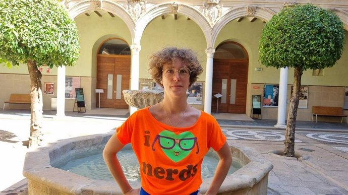 Bailarina señala en la sede Antonio Machado que "necesitamos más espacios de experimentación artística".