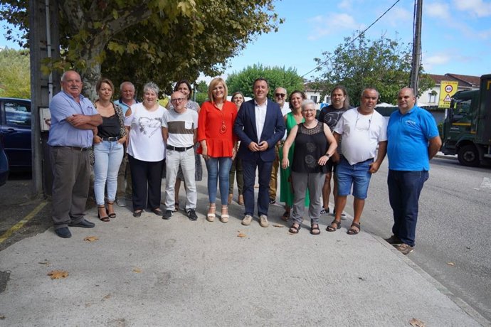 El secretario xeral del PSdeG, Valentín González Formoso, junto a la alcaldesa de Redondela, Digna Rivas, y miembros de la agrupación locall