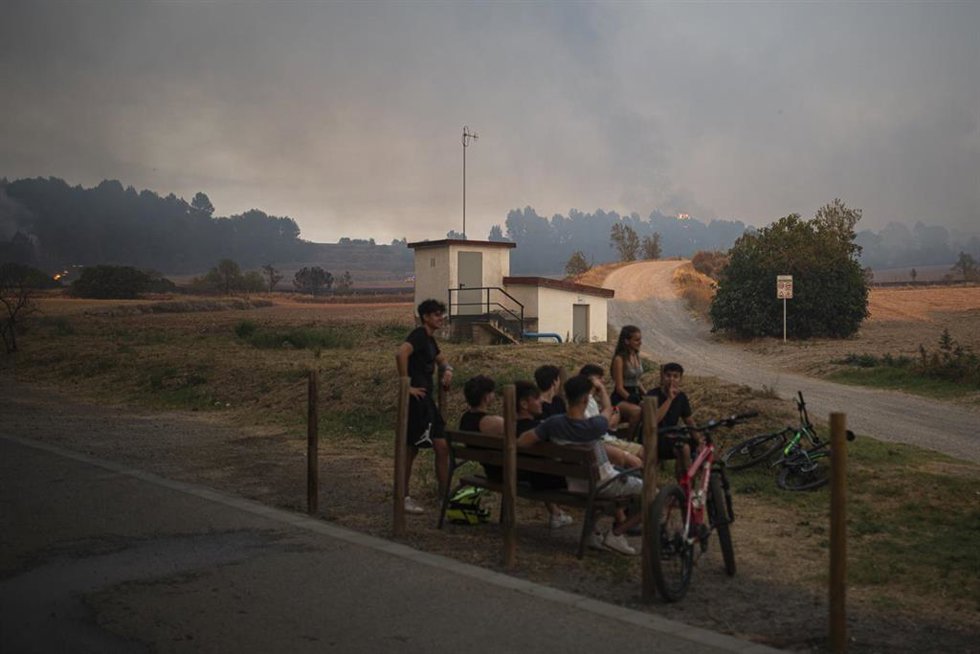 Archivo - Efectivos en las labores de extinción del incendio a 17 de julio de 2022, en Pont de Vilomara, Barcelona, Cataluña, (España). 