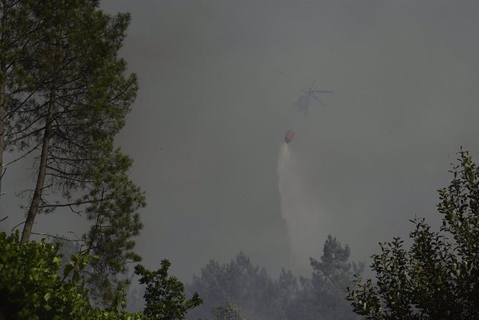 Un helicóptero trabaja en la extinción de un incendio