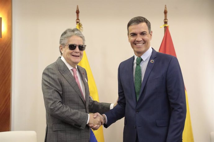 HANDOUT - 25 August 2022, Ecuador, Quito: Spanish Prime Minister Pedro Sanchez (R) welcomed by Ecuadorian President Guillermo Lasso ahead of their meeting at the Government Palace. Photo: eduardo santillan padilla/Presidencia Colombia/dpa - ACHTUNG: Nur