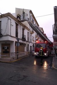 Desalojados tres bloques de pisos en Ronda (Málaga) por un incendio y afectados por humo varios bomberos