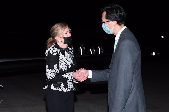 La senadora republicana Marsha Blackburn es recibida por un funcionario del Gobierno de Taiwán a su llegada a Taipéi.