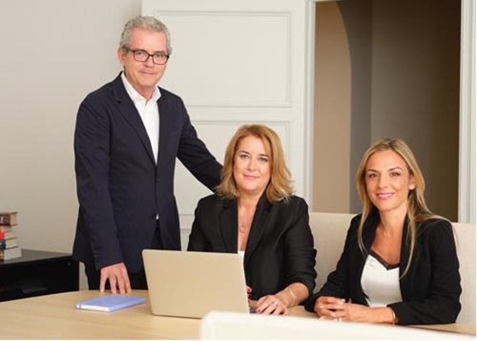 Pablo Isla, junto a Carla Pérez de Albéniz y María Jesús Román