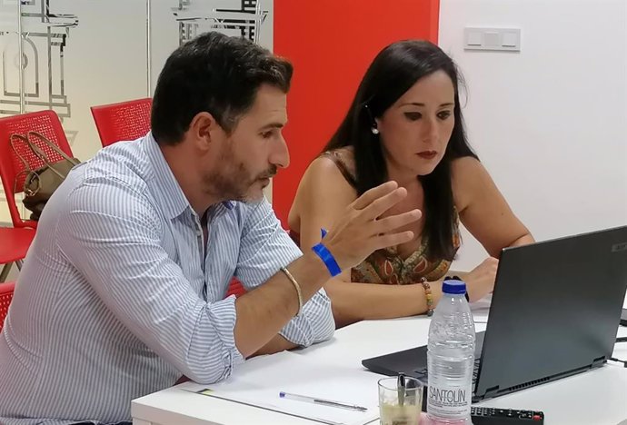 La secretaria general del PSOE algecireño y parlamentaria andaluza, Rocío Arrabal, y el portavoz del Grupo Municipal Socialista, Fran Fernández