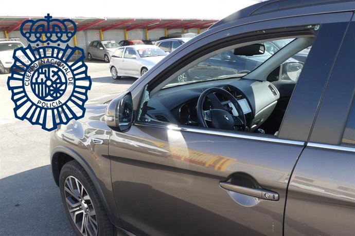 Vehículo en el que tuvo lugar el robo en el Barrio de la Vega de Salamanca.