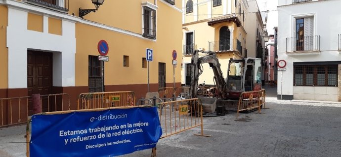 Obras de Endesa en la calle Pedro Niño, en Sevilla capital.