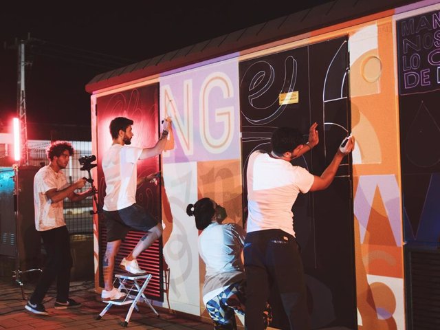 Archivo - Artistas vallisoletanos realizando un mural en instalaciones de transformación de i-DE
