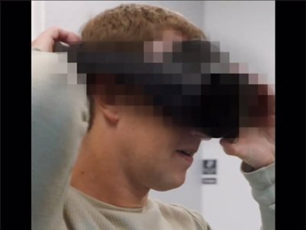 El director ejecutivo de Meta, Mark Zuckerberg, portanto un casco de RV que se desarrolla bajo el nombre Proyecto Cambria