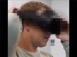 El director ejecutivo de Meta, Mark Zuckerberg, portanto un casco de RV que se desarrolla bajo el nombre Proyecto Cambria