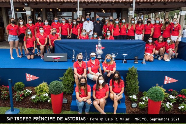 Archivo - Javier García-Valcárcel (presidente de Gestilar) y Alejandro Retolaza (vicepresidente del Monte Real Club de Yates de Baiona) junto las participantes en la 25ª Gestilar Ladies Cup 2021