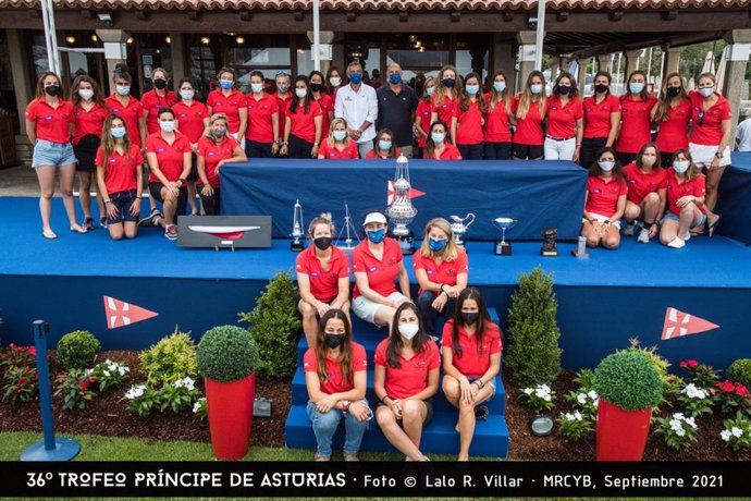 Archivo - Javier García-Valcárcel (presidente de Gestilar) y Alejandro Retolaza (vicepresidente del Monte Real Club de Yates de Baiona) junto las participantes en la 25 Gestilar Ladies Cup 2021