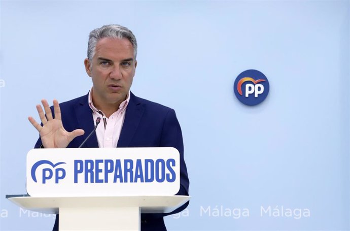 El coordinador general del PP, presidente provincial y diputado autonómico, Elías Bendodo, ofrece una rueda de prensa tras mantener una reunión con alcaldes y portavoces municipales a 2 de agosto de 2022 en Málaga (Andalucía, España).