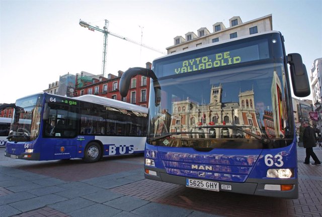 Presentación de 10 nuevos autobuses de Auvasa por el alcalde de Valladolid