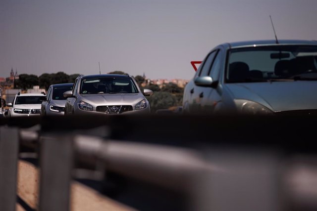 Archivo - Varios vehículos durante un control de la Guardia Civil en la autovía A-5, en la primera operación salida del verano de 2022.