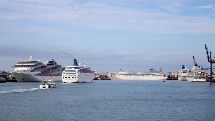 Archivo - Cruceros en el puerto de Cádiz, en una imagen de archivo.