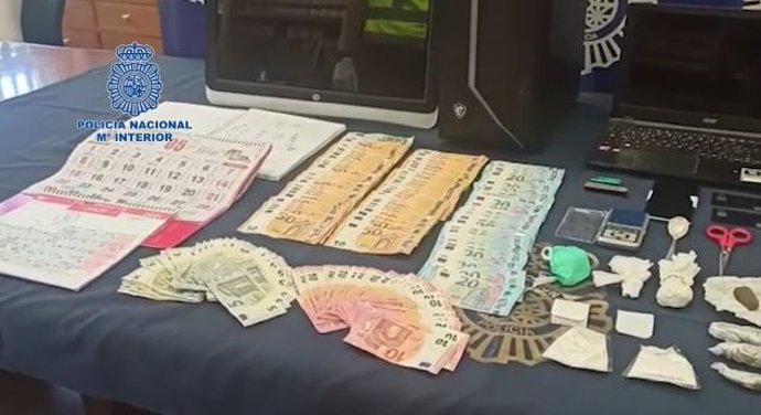 Droga, dinero y objetos intervenidos en una operación policial donde hay cinco detenidos en Málaga por explotar sexualmente a una mujer