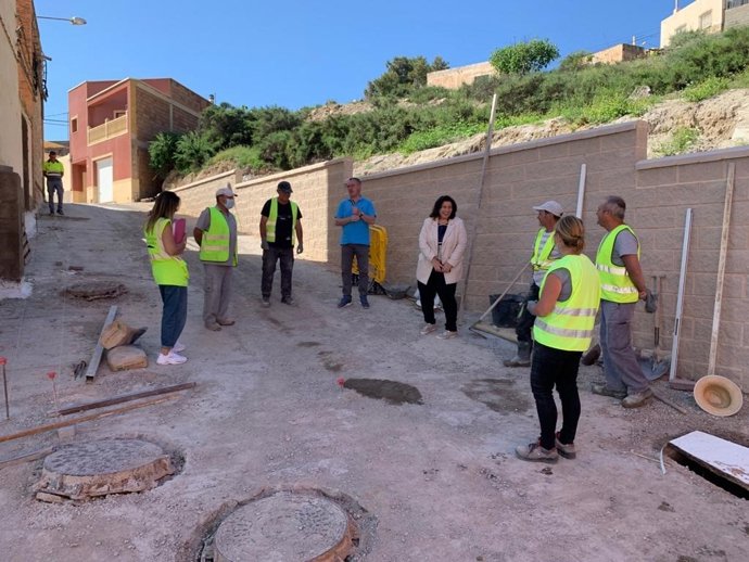 La diputada provincial del PFEA de Almería visita obras en un municipio.