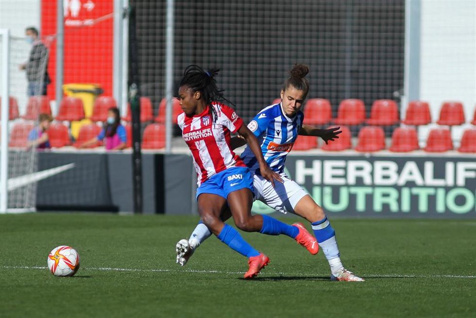 Archivo - La jugadora del Atlético de Madrid Ludmila Da Silva ante la futbolista de la Real Sociedad Ana Tejada en la temporada 2021-2022.
