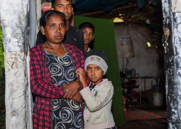 Una familia de Sri Lanka en su vivienda de Watawala