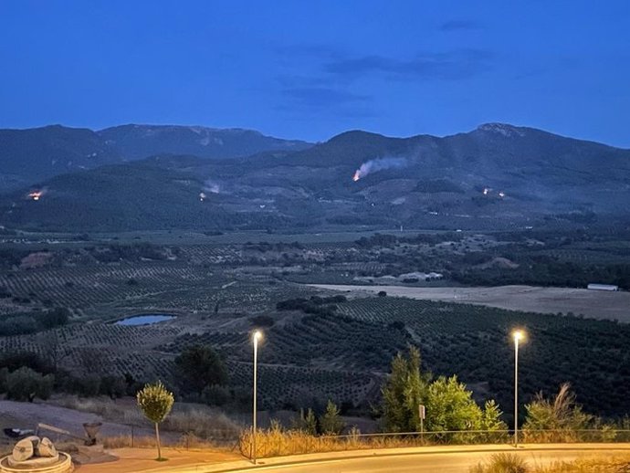 Vista de algunos de los focos con los que contó el incendio de Benatae