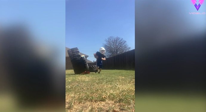 Así entrena este niño de 8 años para ser la futura estrella del fútbol americano