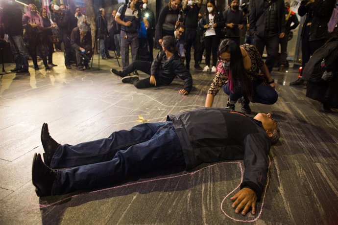 25 August 2022, Mexico, Mexico City: A group of journalists take part in a demonstration in front of the Attorney General's Office to protest the murder of Mexican journalist Fredid Roman, which occurred on 22 August in the state of Guerrero. Photo: Cri