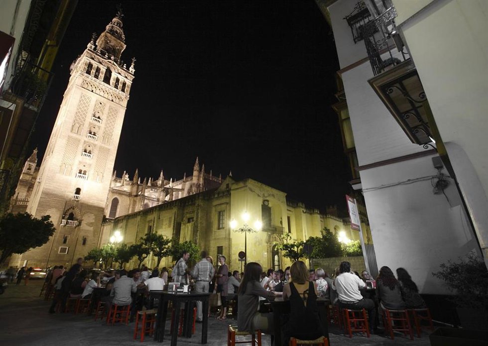 Archivo - Veladores del bar de tapas Milagritos del Hotel EME en Sevilla