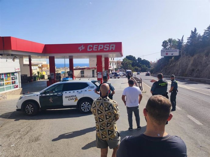 Gasolinera acordonada en La Herradura, el pasado miércoles