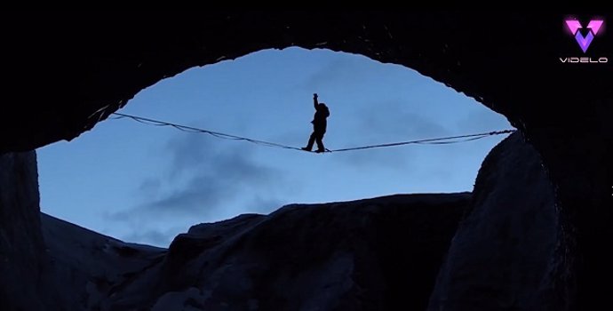 Estos escaladores se la juegan en las alturas: saltan al vacío solo con una cuerda