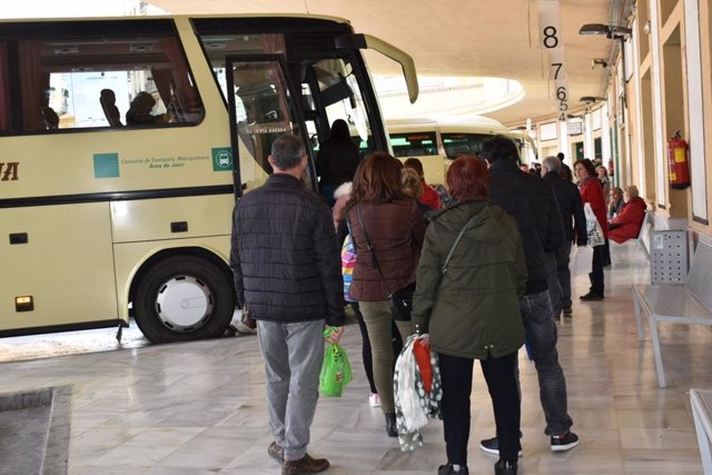 Viajeros en la estación de autobuses de Jaén