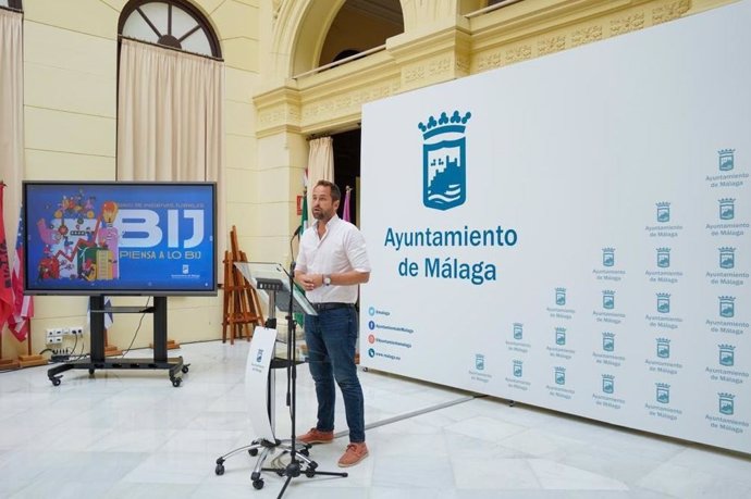 El concejal de Educación, Juventud y Fomento del Empleo del Ayuntamiento de Málaga, Luis Verde, en rueda de prensa