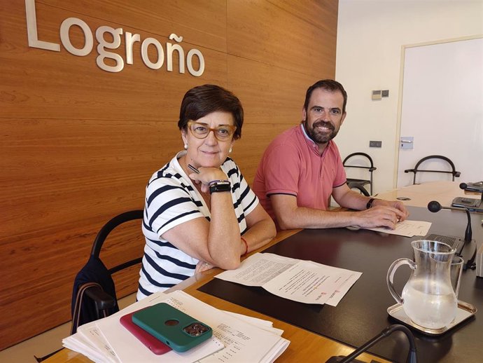 El concejal de Servicios Sociales, Iván Reinares, y la responsable de Servicios Sociales, Carmen Tamayo, en comparecencia de prensa