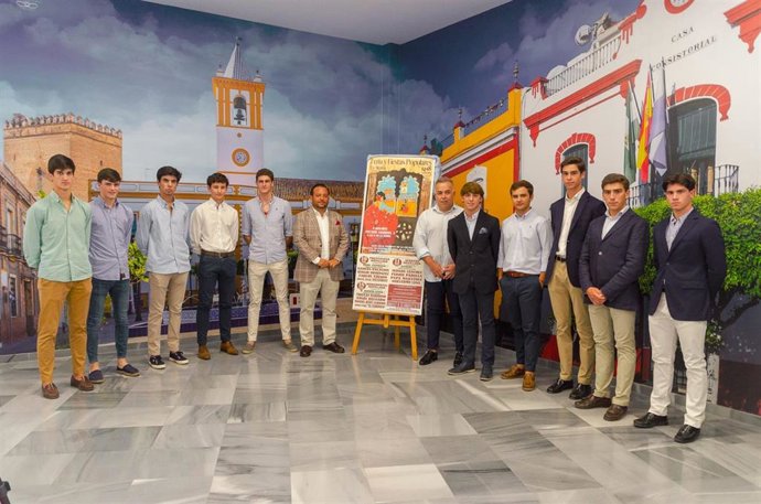 El alcalde de La Algaba, Diego Manuel Agüera, ha presidido la presentación de la Feria y festejos taurinos del municipio sevillano.