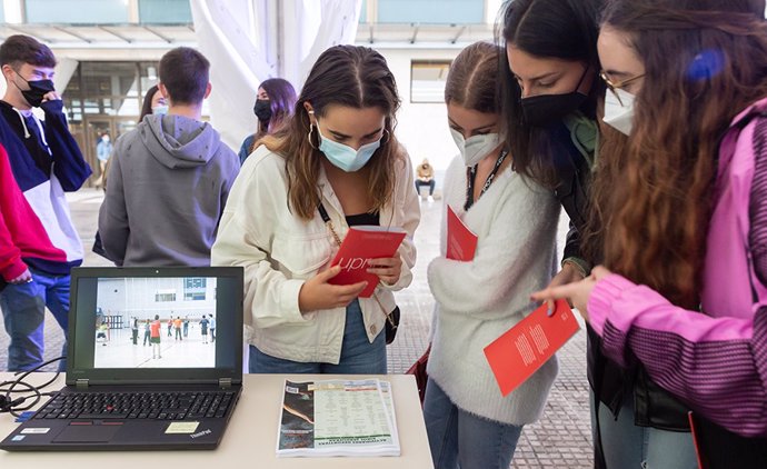 Archivo - Estudiantes, en la carpa habilitada en la Jornada de Bienvenida el curso pasado.