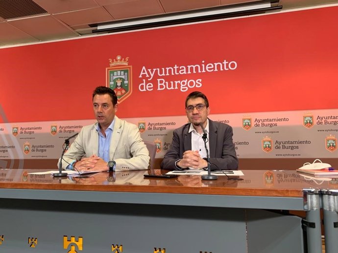 El alcalde de Burgos, Daniel de la Rosa, y el concejal de Vías Públicas, Miguel Balbás.