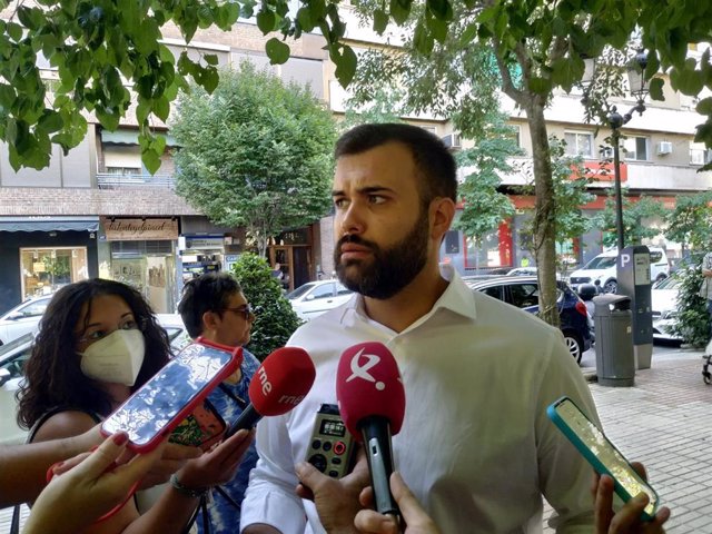 El alcalde de Cáceres, Luis Salaya, atiende a los medios