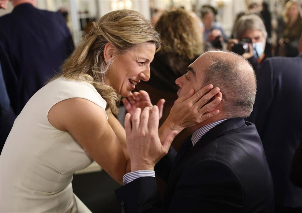 Archivo - La vicepresidenta segunda y ministra de Trabajo, Yolanda Díaz, le sujeta la cara al presidente de ATA, Lorenzo Amor, en el Desayuno Informativo de Europa Press, en una imagen de archivo.