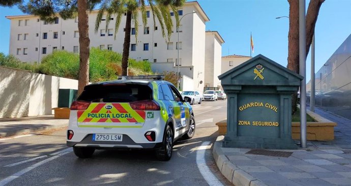 Vehículo de la Policía Local a la entrada de la Comandancia de la Guardia Civil de Algeciras