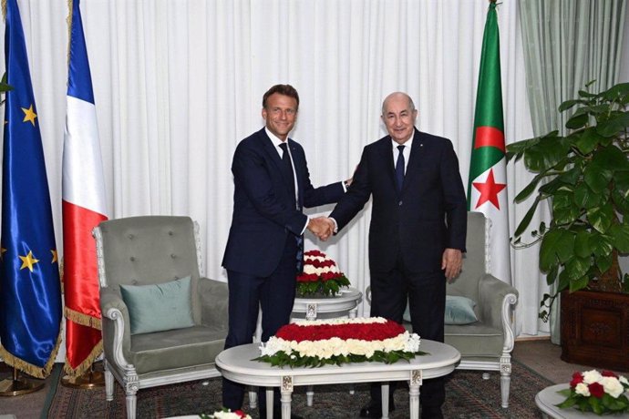 El presidente francés, Emmanuel Macron, con su homólogo argelino, Abdelmajid Tebune