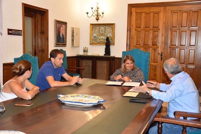 La alcaldesa de la ciudad, Tita García Élez, firma un convenio con MotoClub Talavera.