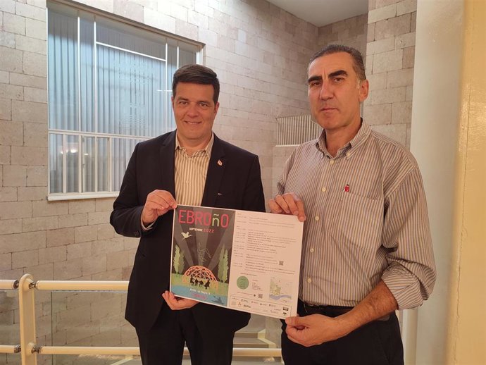 El concejal de Participación Ciudadana, Kilian Cruz, y el vicepresidente de la Asociación Vecinal Norte y responsable del evento, Elías Villar presentan Ebroño