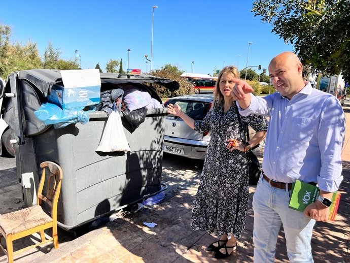 Archivo - La portavoz del grupo municipal de Vox en el Ayuntamiento de Sevilla, Cristina Peláez, junto a un contenedor repleto de basura.