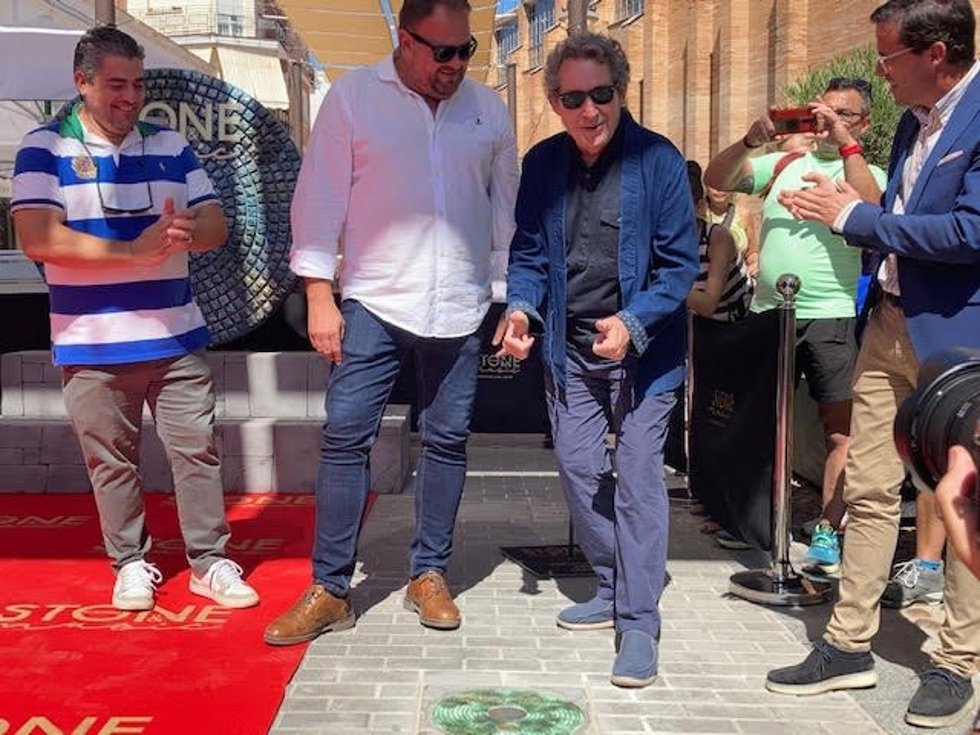 El cantante Miguel Ríos inaugura una placa en su honor en la Vía de la Música de Mérida.